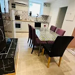Three Bedrooms Central Apartment With Free Parking