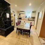 Three Bedrooms Central Apartment With Free Parking