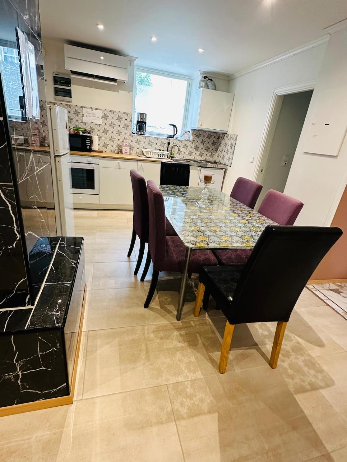 Leilighet Three Bedrooms With Free Parking *