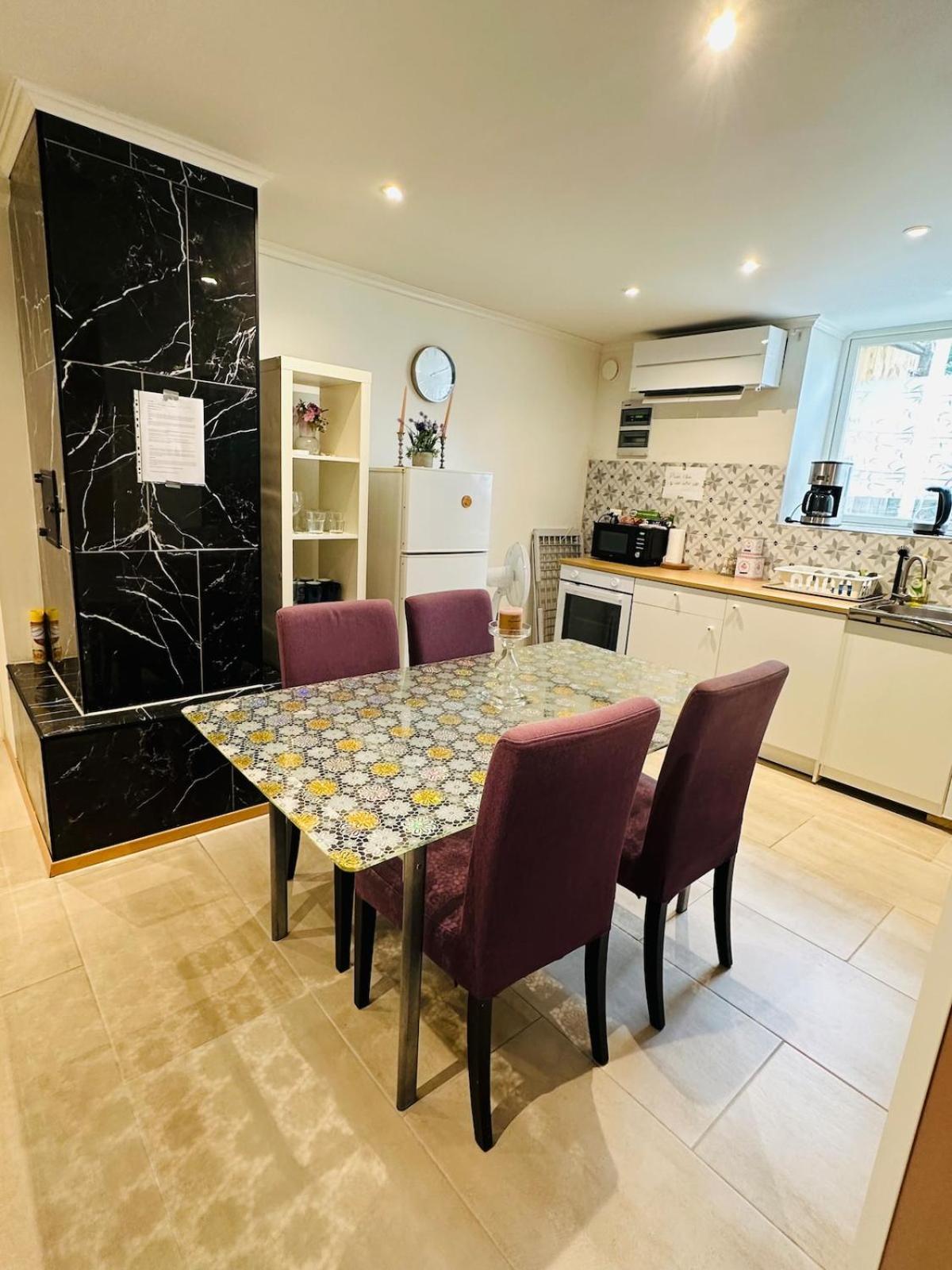 Leilighet Three Bedrooms With Free Parking