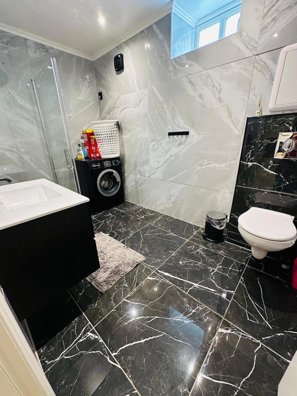 Apartment Three Bedrooms With Free Parking *